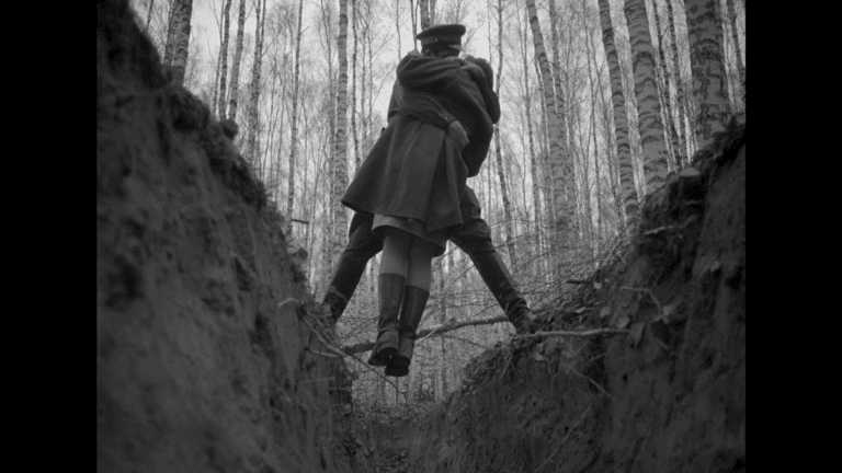 um homem segura uma mulher sobre um vão